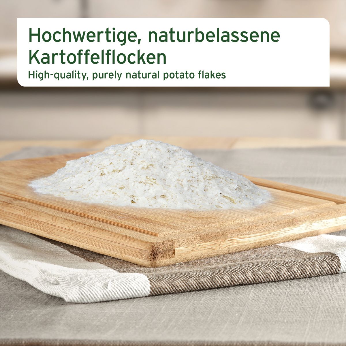 Haufen Kartoffelflocken auf einem Holzbrett. Text: Hochwertige, naturbelassene Kartoffelflocken.