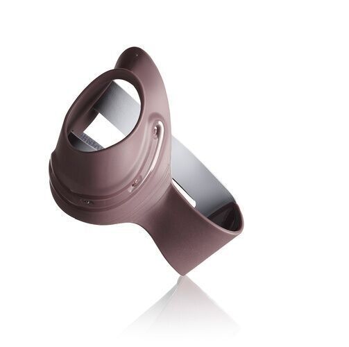 Graue Daumenorthese. Kunststoffteil mit Aussparung und silberfarbenem Einsatz. Auf weißem Hintergrund.