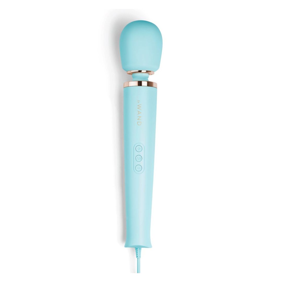 Himmelblauer Wand-Massager mit Kabel. Goldfarbener Ring am Kopf. Drei Knöpfe am Griff. Marke: Le Wand.