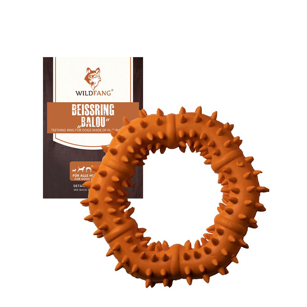 Beißring "Balou" aus Naturkautschuk. Orangefarbener Ring mit Noppen, neben Verpackung mit Logo und Produktnamen.