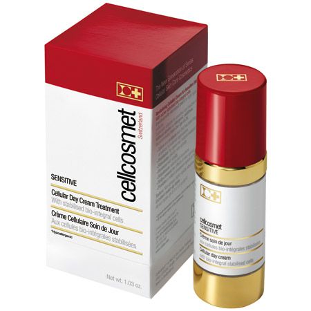 Eine Packung und eine Flasche Cellcosmet Sensitive Day. Die Flasche hat einen roten Deckel und einen goldenen Boden. Auf der Packung steht "Cellcosmet".