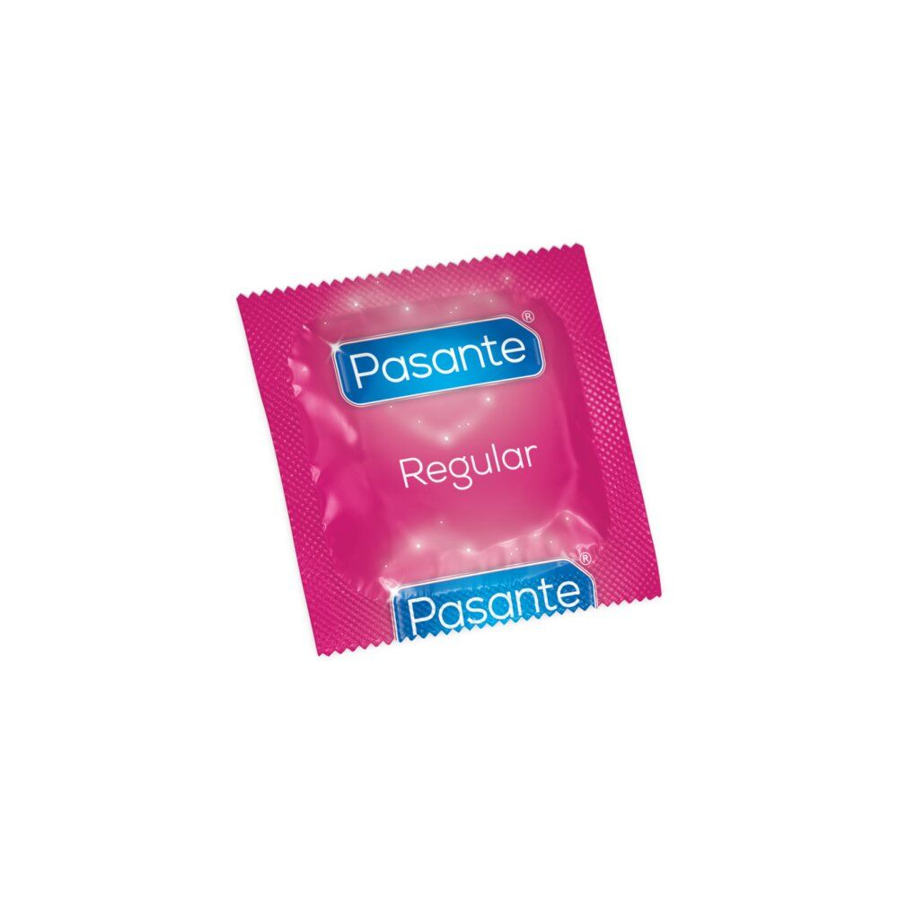 Individuele verpakking van een condoom. Merk Pasante, model Regular. Roze verpakking.