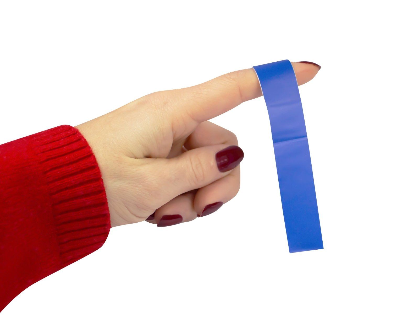 Blaue Pflasterstrip auf einem Finger. Die Hand trägt roten Nagellack.