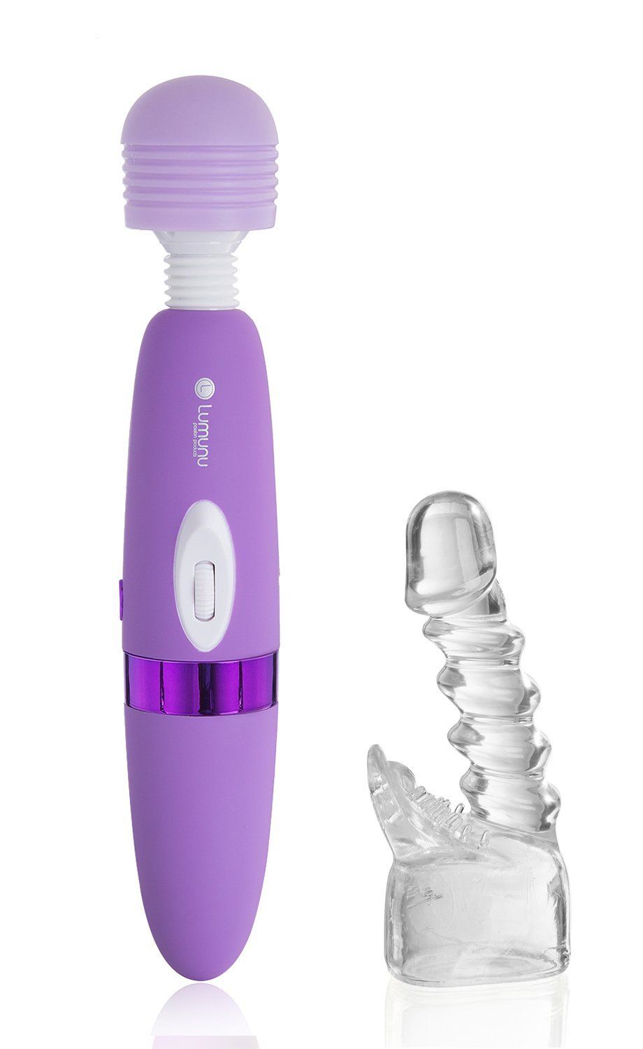 Lila Massagestab mit Zubehör. Der Stab hat einen runden Kopf und einen Griff mit Bedienfeld. Ein durchsichtiges Zubehörteil ist ebenfalls abgebildet.