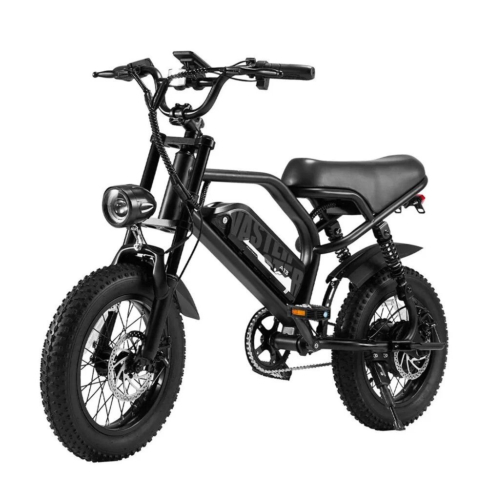 Schwarzes E-Bike mit breiten Reifen, Scheinwerfer, Gepäckträger und Sattel. Vollgefedertes E-Bike.