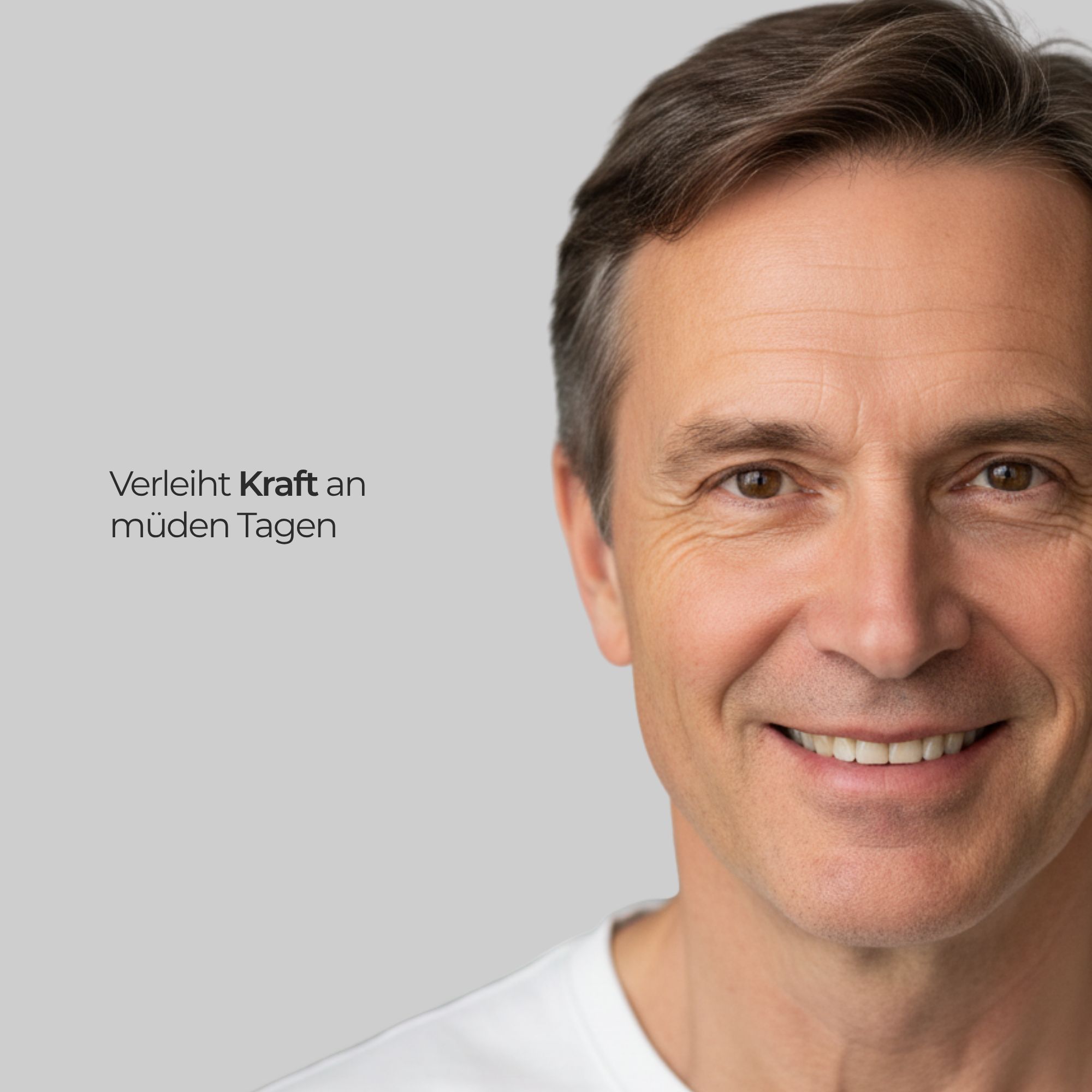 Porträt eines lächelnden Mannes. Er trägt ein weißes T-Shirt. Text: Verleiht Kraft an müden Tagen.