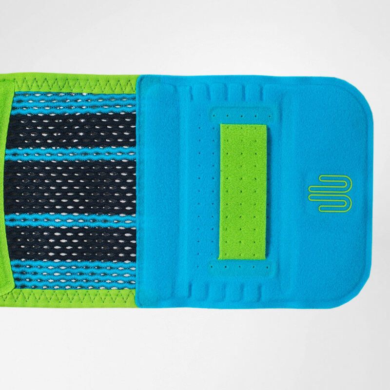 Rückenbandage Detail. Blau, grün, schwarz. Mesh-Einsatz, Klettverschluss. Logo.