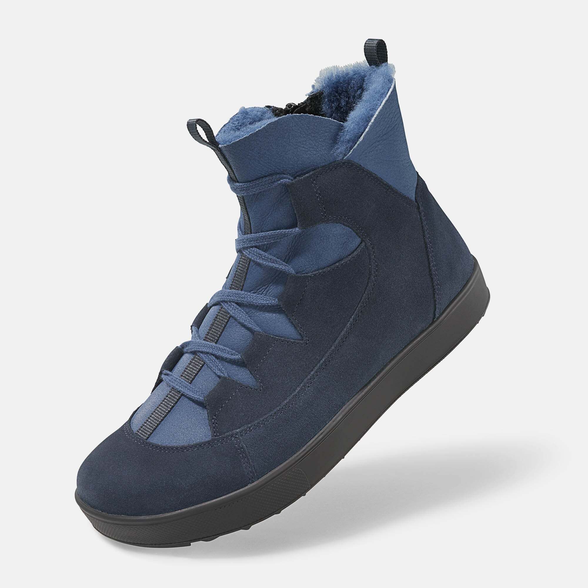 Blaue Stiefelette mit Schnürung und Fellfutter. Schwarze Sohle. Reißverschluss. Perspektivische Ansicht.