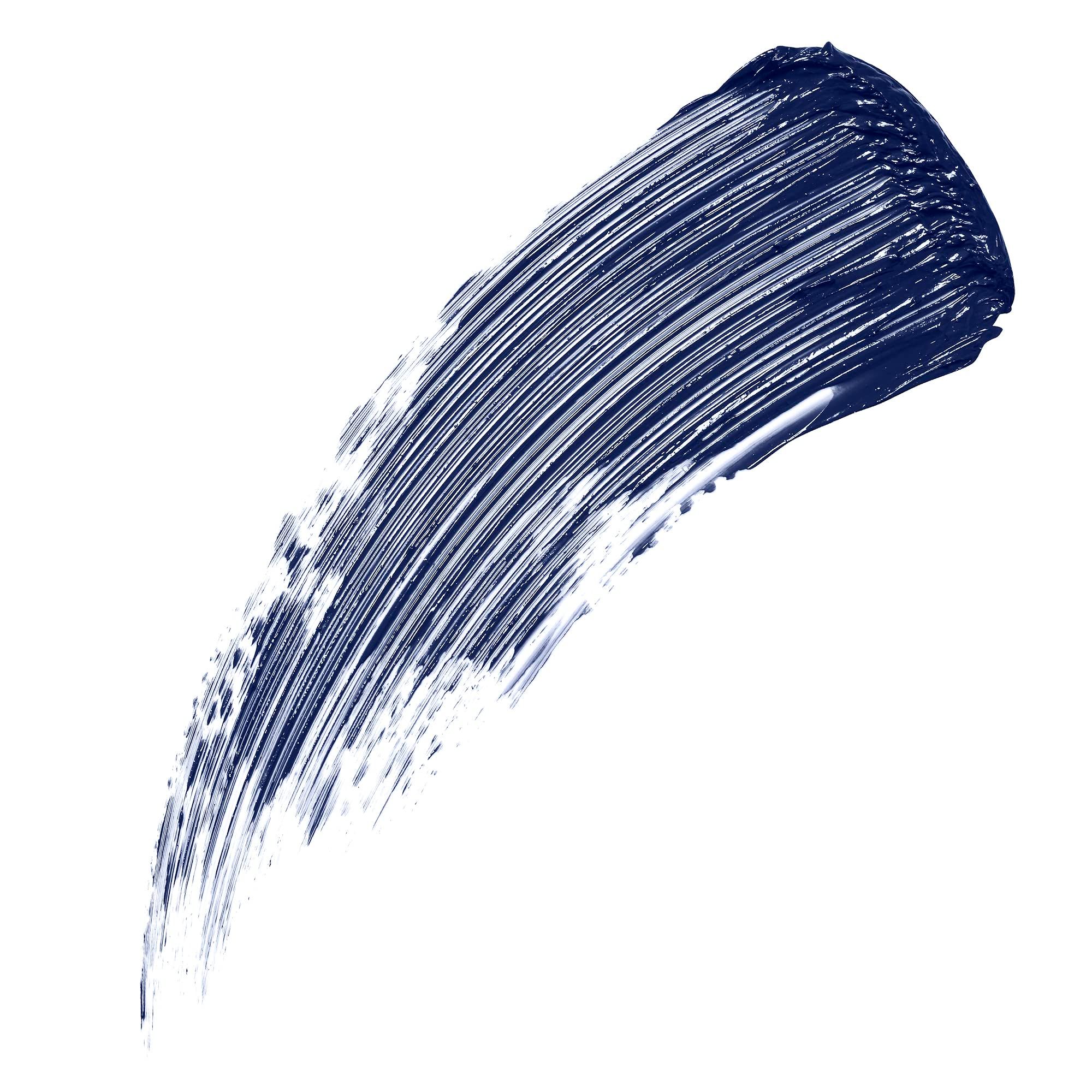 Blauer Mascara-Abstrich auf weißem Hintergrund. Textur sichtbar.