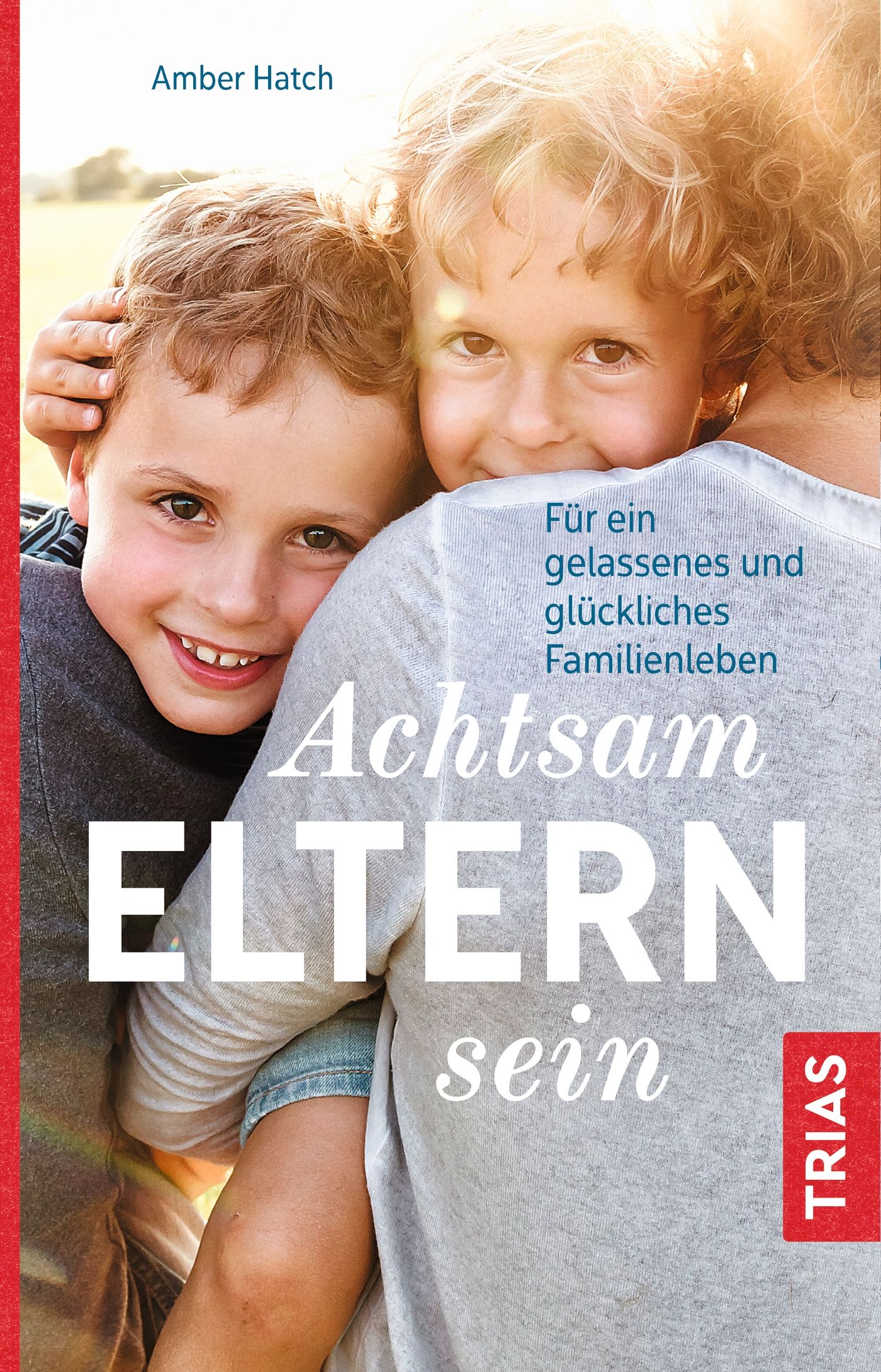 Buchcover mit zwei Kindern, die sich an eine Person kuscheln. Titel: Achtsam Eltern sein. Autor: Amber Hatch. Verlag: TRIAS.