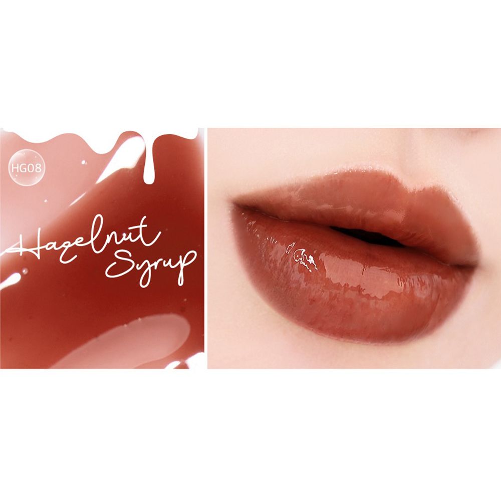 Nahaufnahme von Lippen mit glänzendem Lippenstift. Daneben Text und Farbklecks mit HG08 und Hazelnut Syrup.