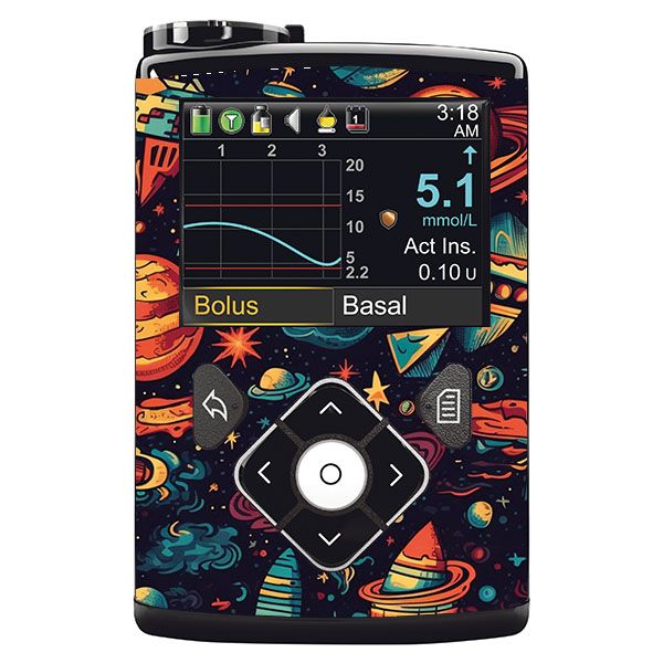 Medizinische Gerät mit Sternenmuster. Display mit Messwerten und Uhrzeit. Steuerung mit Pfeiltasten und zentraler Taste.