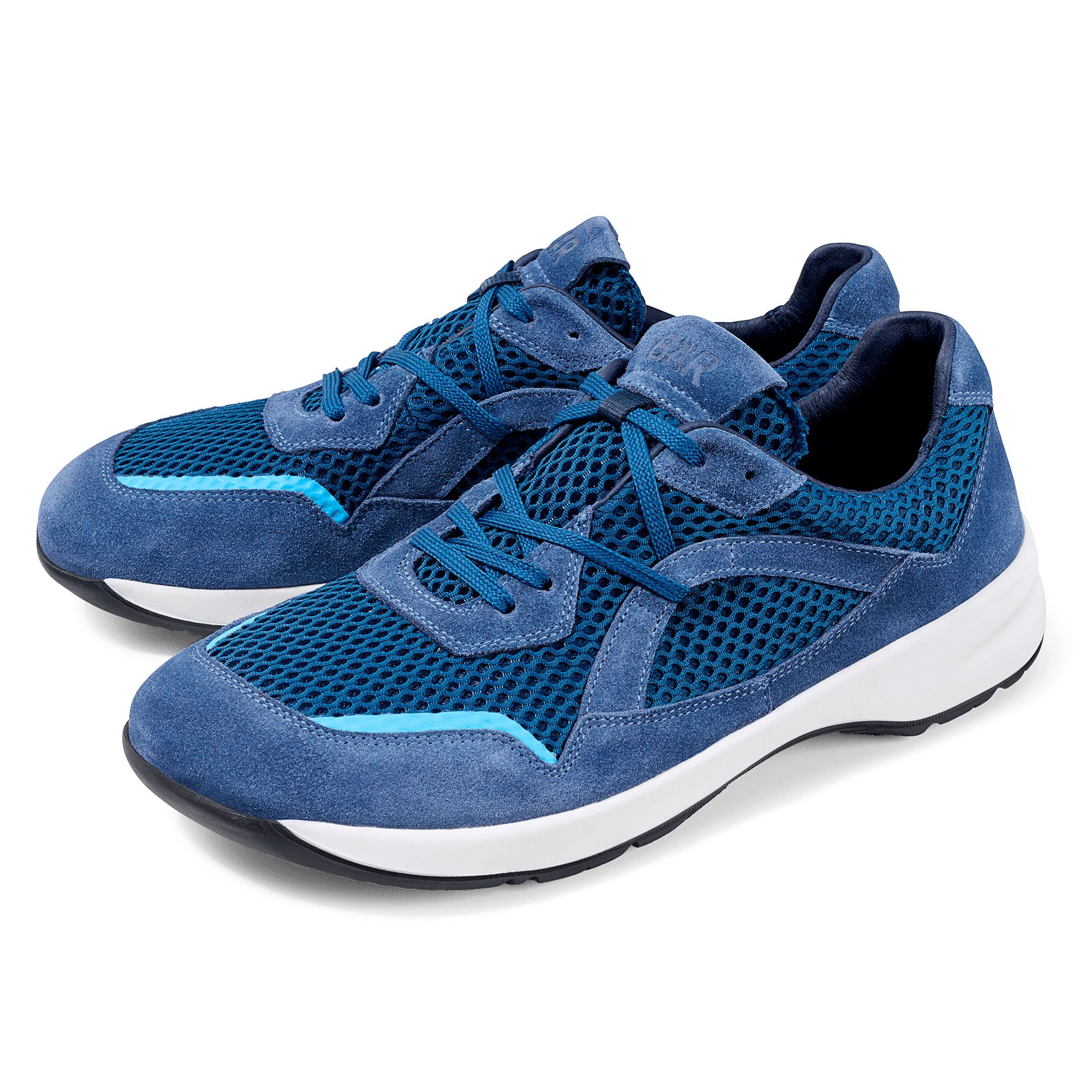 Blaue Mesh-Sneaker mit Schnürung und weißen Sohlen.