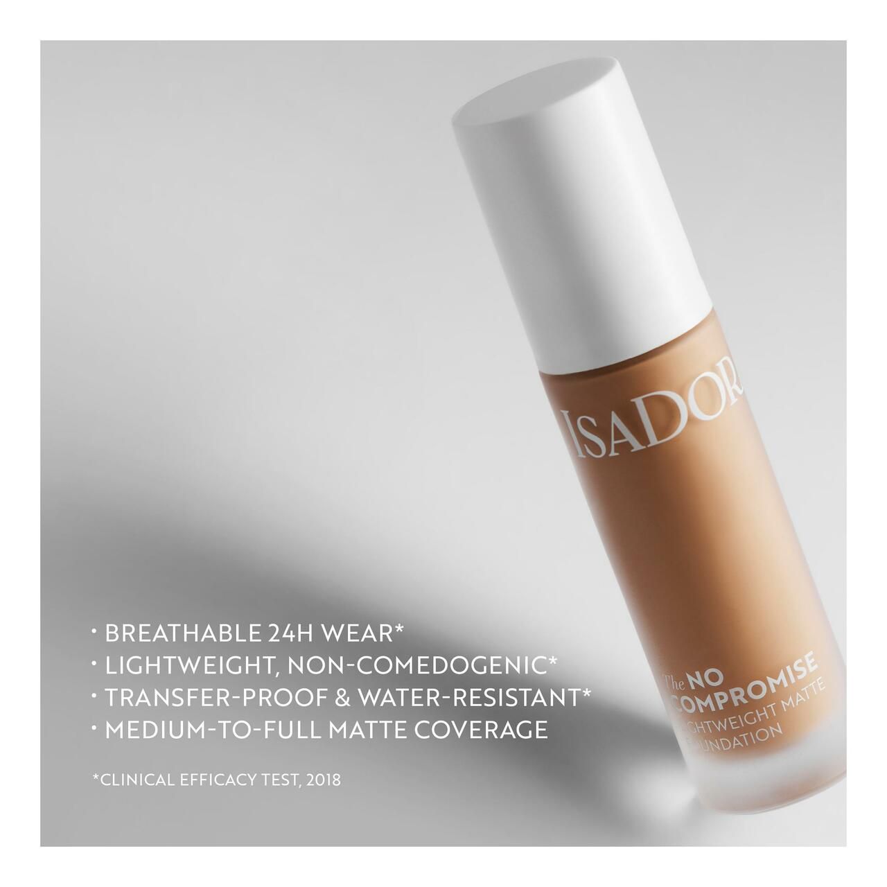 IsaDora No Compromise Matte Foundation. Flasche mit Produktinformationen. Text: Lightweight Matte Foundation, Transfer-Proof & Water-Resistant.