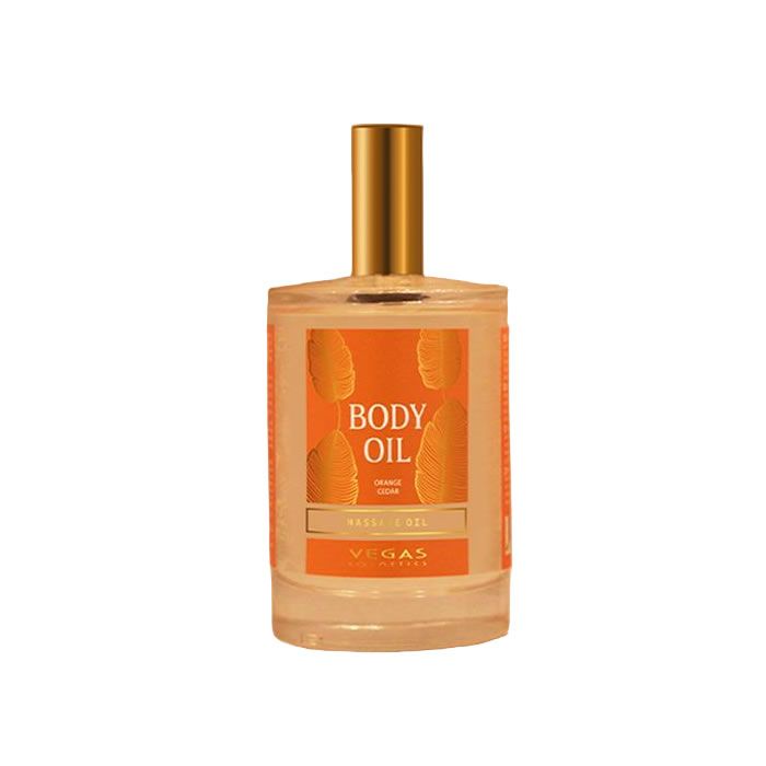 Körperöl-Flasche mit goldfarbenem Verschluss. Etikett mit Schriftzug "BODY OIL" und "Orange Cedar". Marke: Vegas Cosmetics.