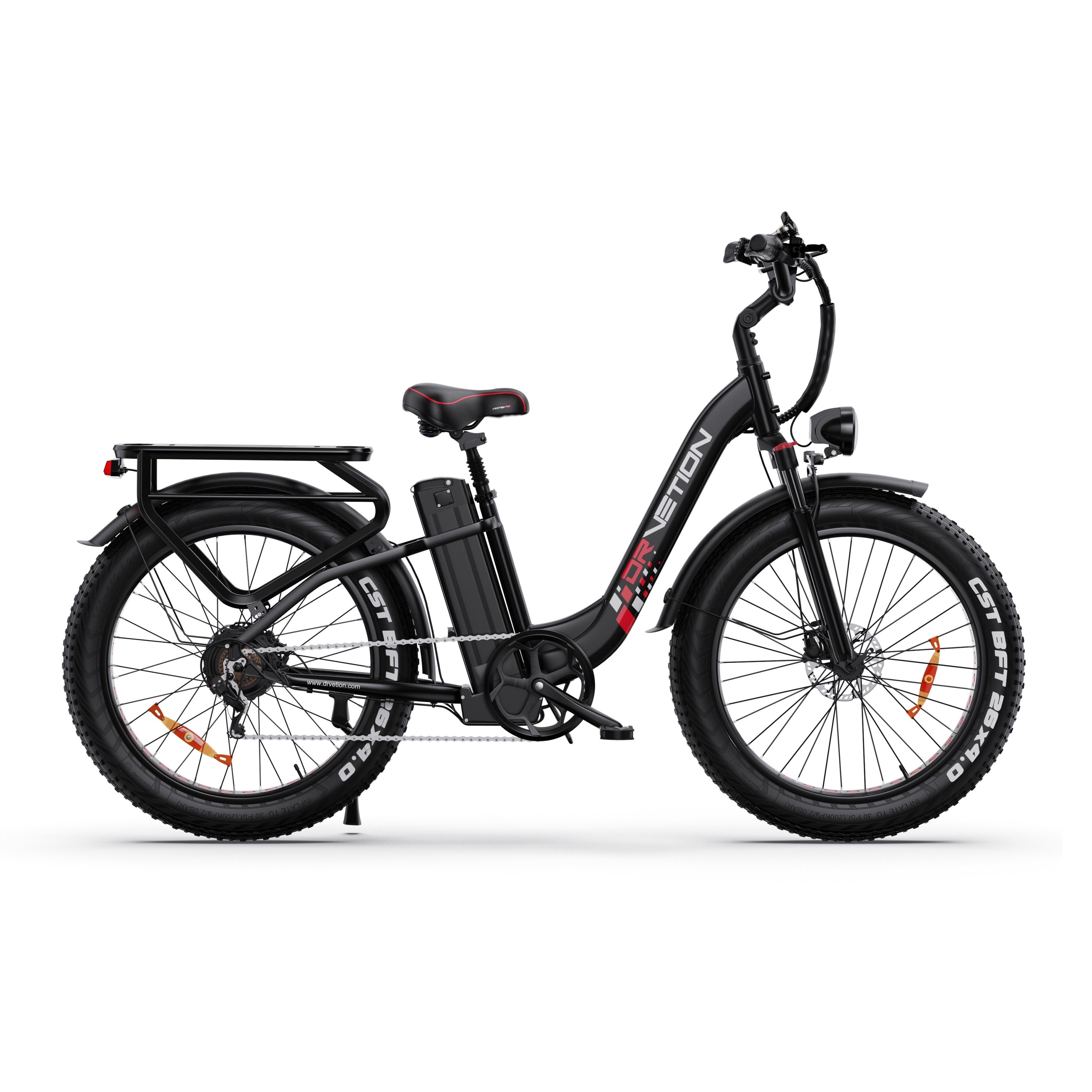 Schwarzes E-Bike mit roten Akzenten. Breitreifen, Gepäckträger, Scheinwerfer und Sattel. DRVETION-Logo.