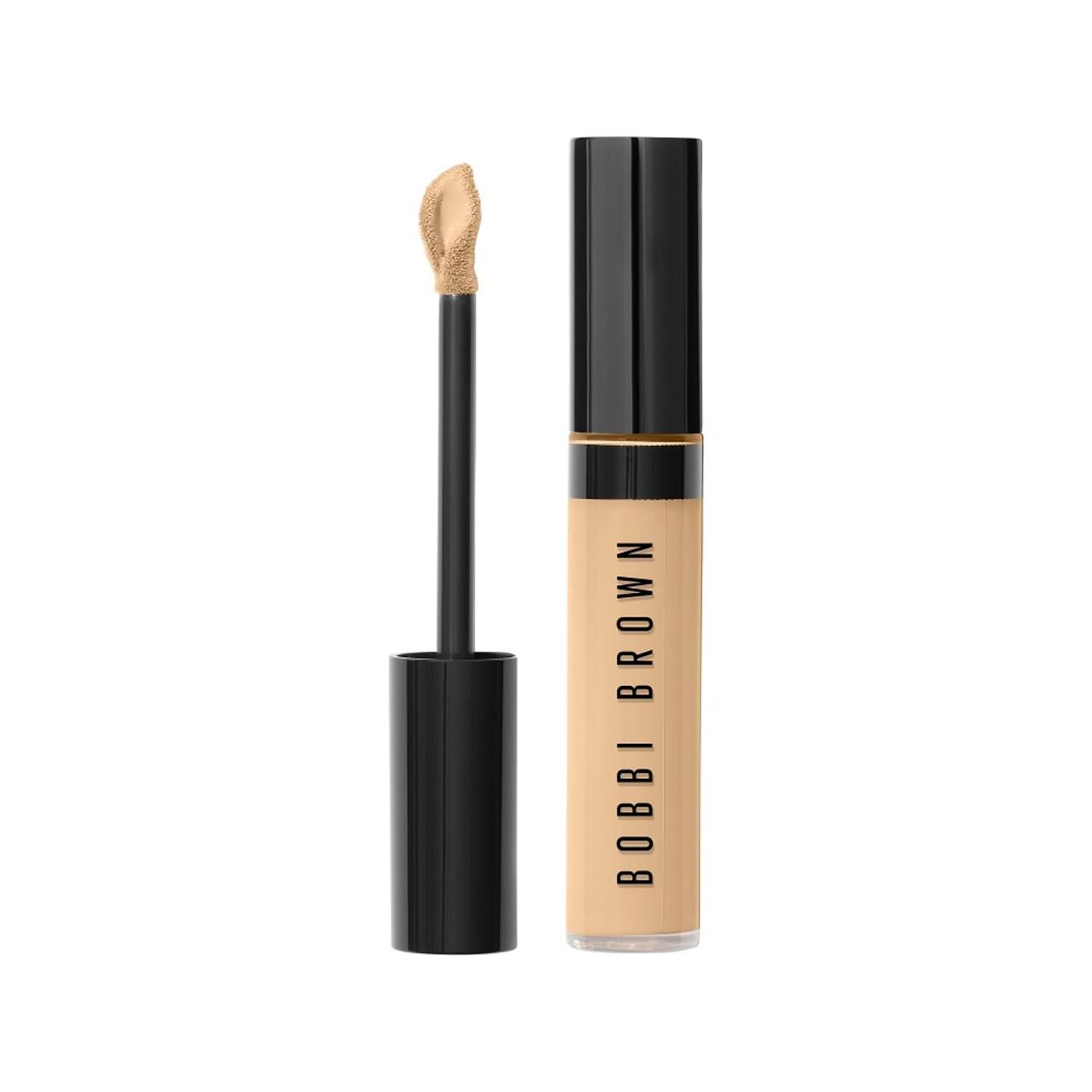 Beige Concealer-Tube mit schwarzem Deckel und Applikator. Aufschrift "BOBBI BROWN".