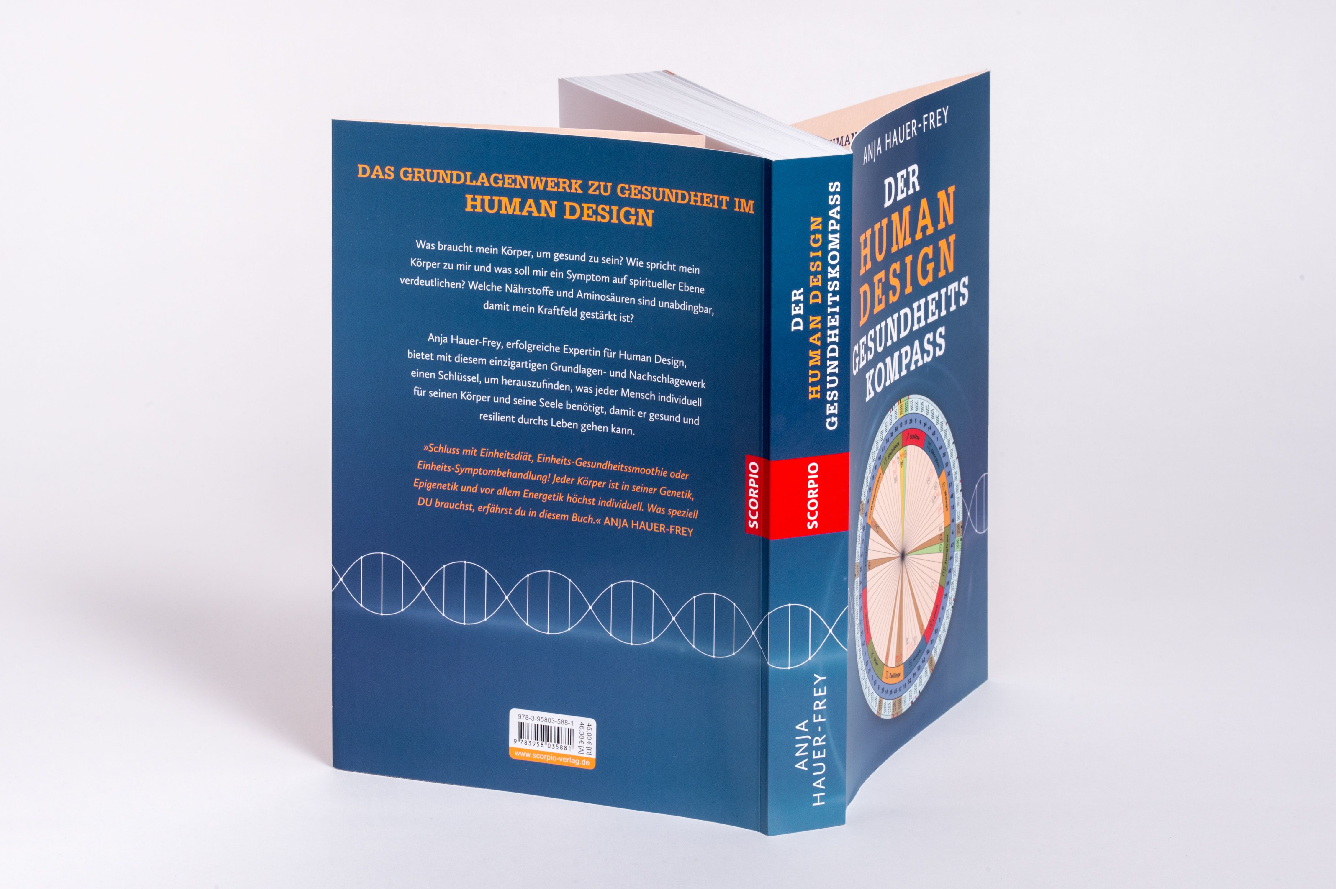 Buch, teilweise geöffnet. Titel 'Der Human Design Gesundheitskompass' sichtbar. Rückseite mit Text. Blaues Cover mit grafischen Elementen.