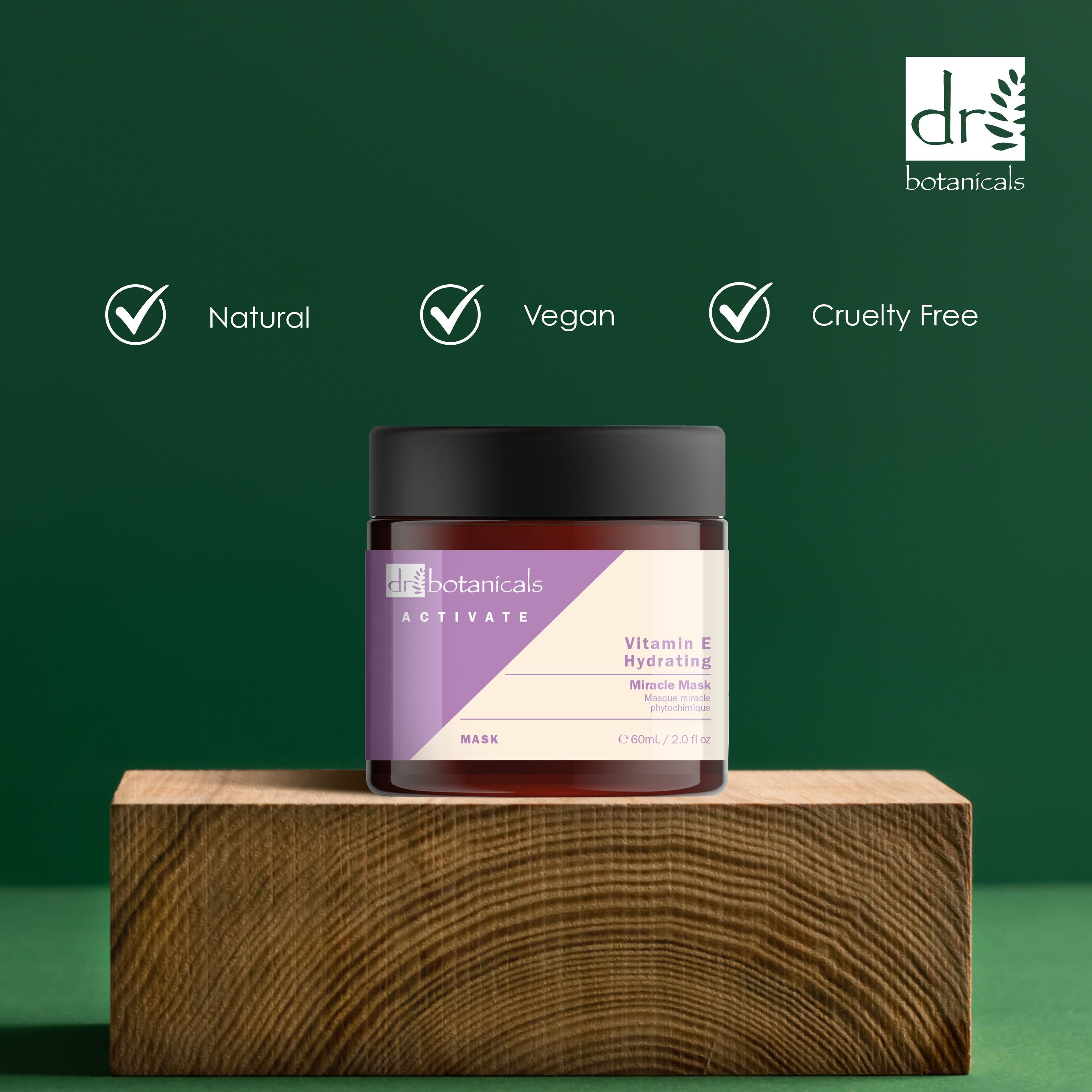 Produkt auf Holzblock. Aufschrift: Dr Botanicals, Activate, Vitamin E Hydrating Miracle Mask. Mit Natural, Vegan, Cruelty Free Logos.