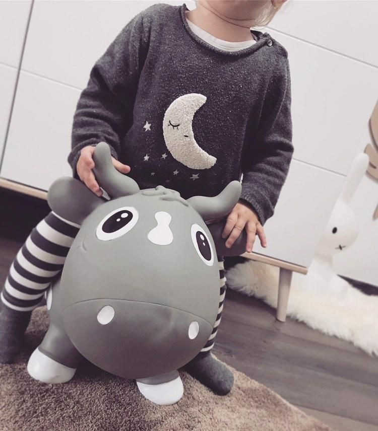 Hüpftier / Hüpfkuh / Hüpfspielzeug - Bella the Cow für drinnen und draußen inkl. Luftpumpe