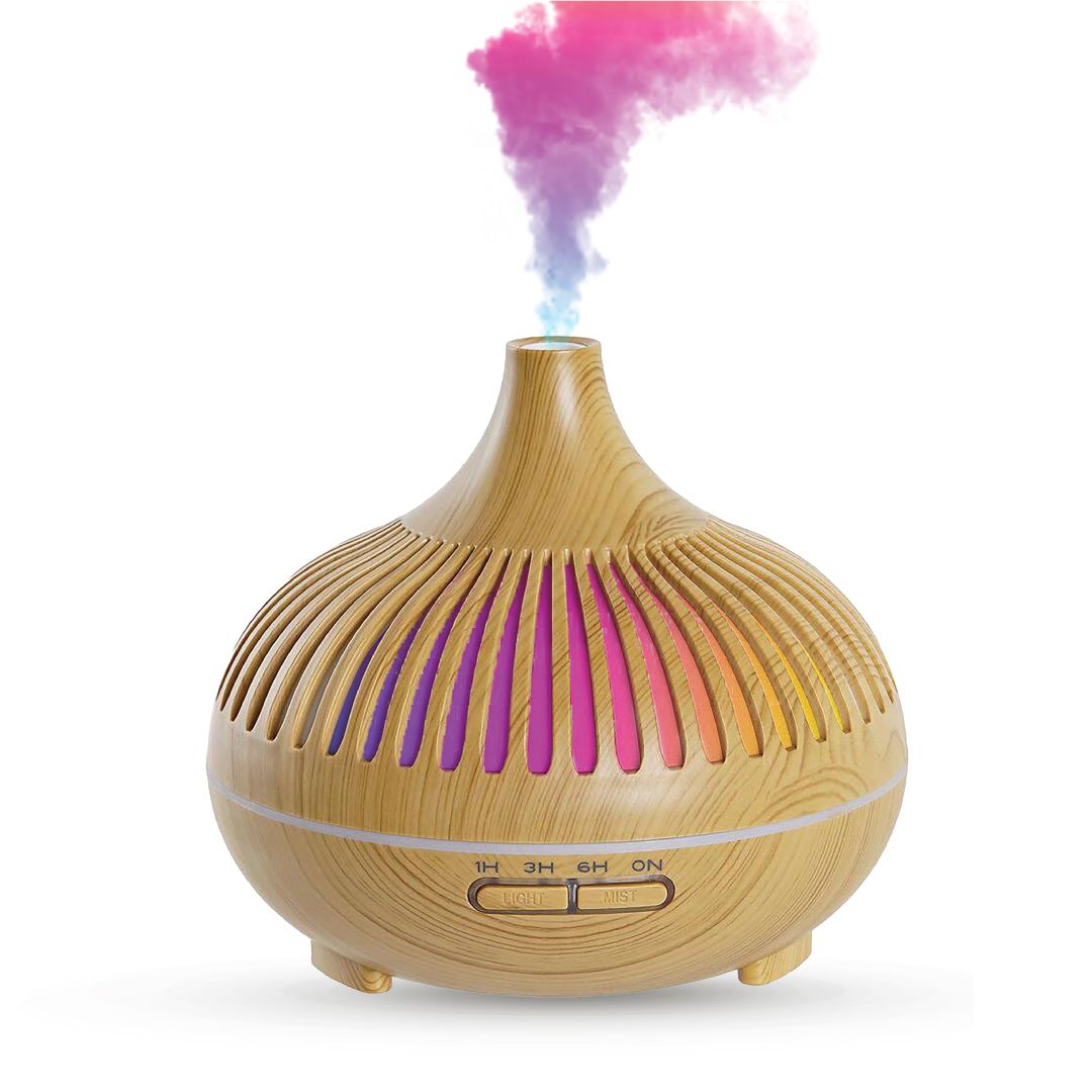 Holzfarbener Aromadiffusor mit 7 LED-Farben und Nebelaustritt auf weißem Hintergrund.
