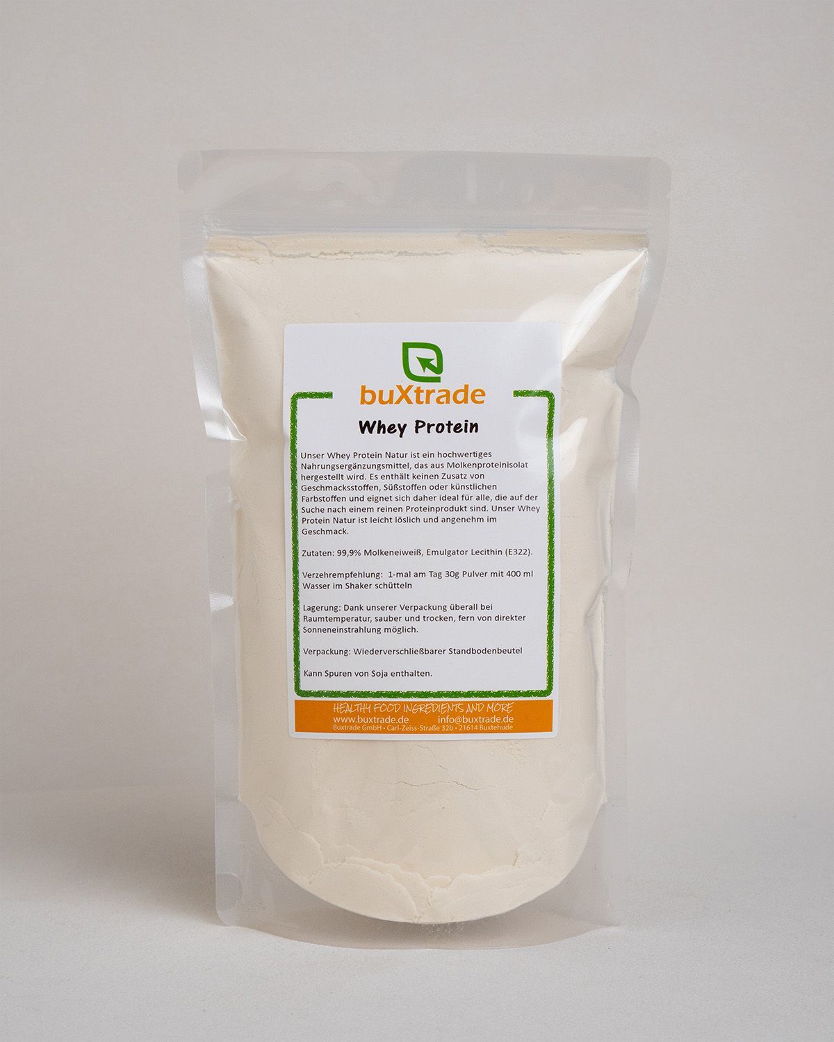 Transparente Beutel mit Produktetikett. Text: buXtrade Whey Protein. Grün-weißes Etikett mit Text.