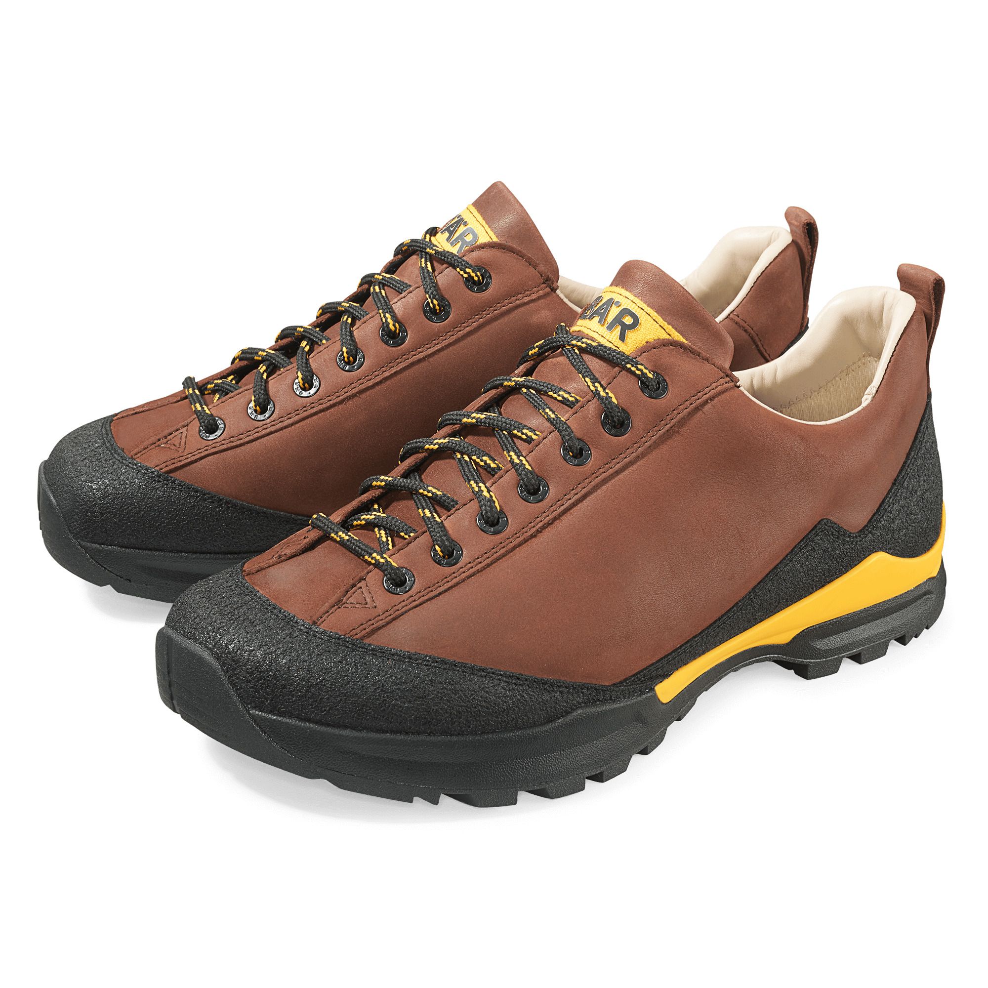 Braune Leder-Wanderschuhe mit gelbem Logo-Patch auf der Zunge und gelben Schnürsenkel-Details.
