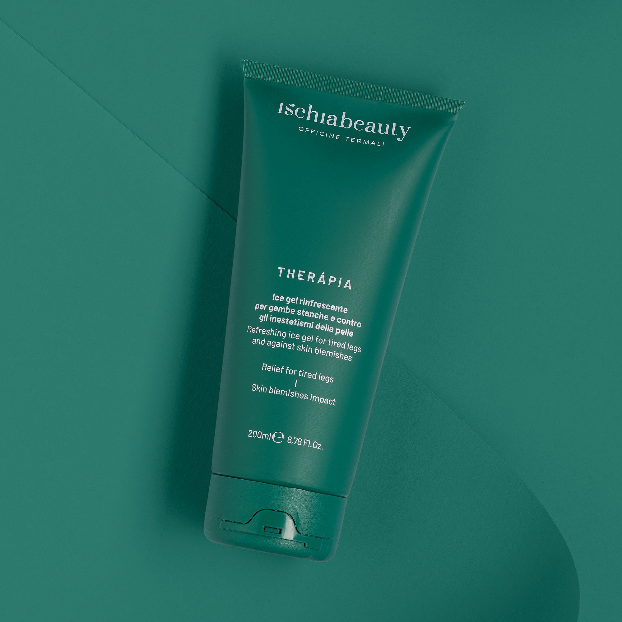 Grüne Tube mit Text. Schriftzug: ischiabeauty. Produktname: THERAPIA. Text in Italienisch und Englisch. 200ml.