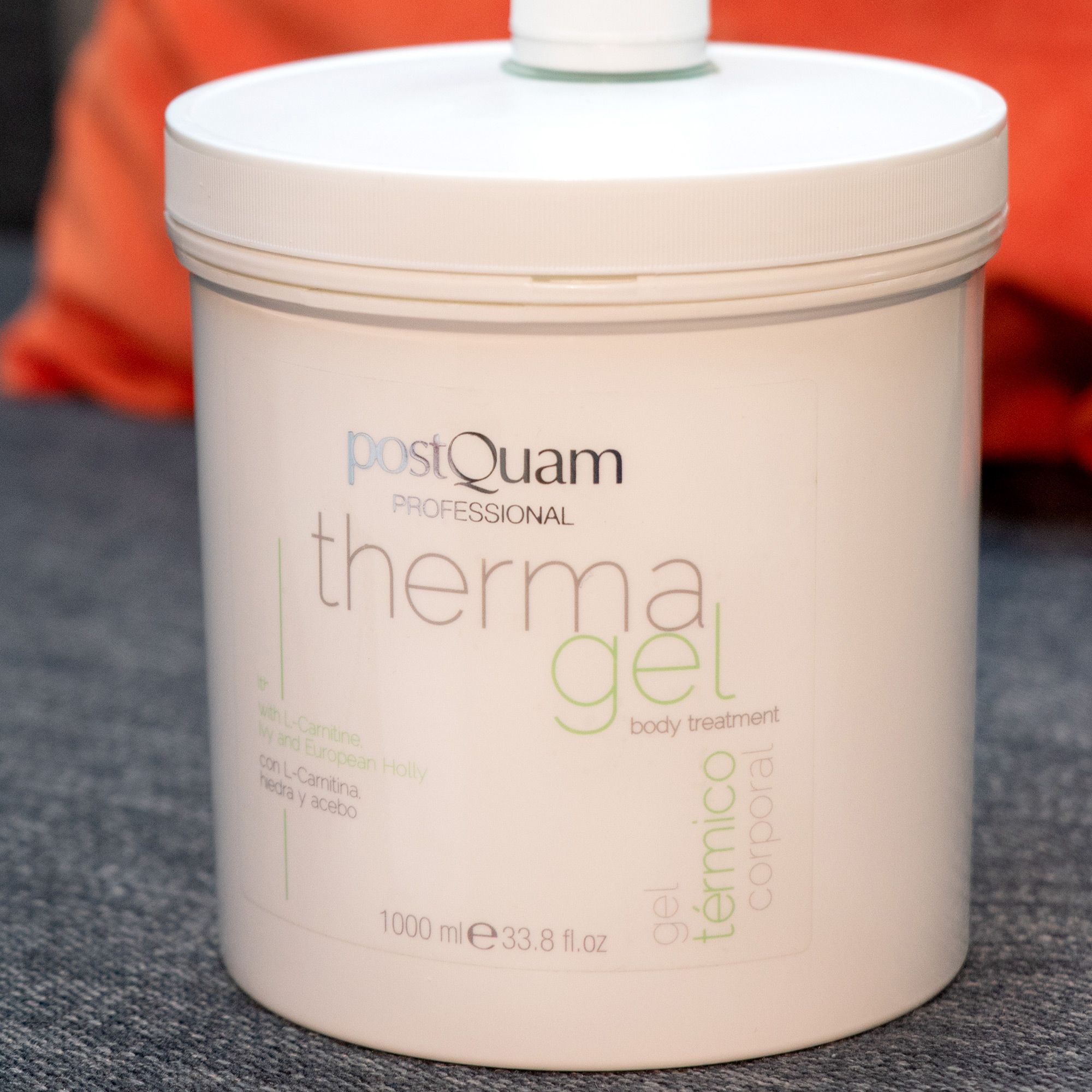 Weißer Behälter mit Aufschrift 'PostQuam therma gel'. Text: 'body treatment'. Volumen: 1000 ml.