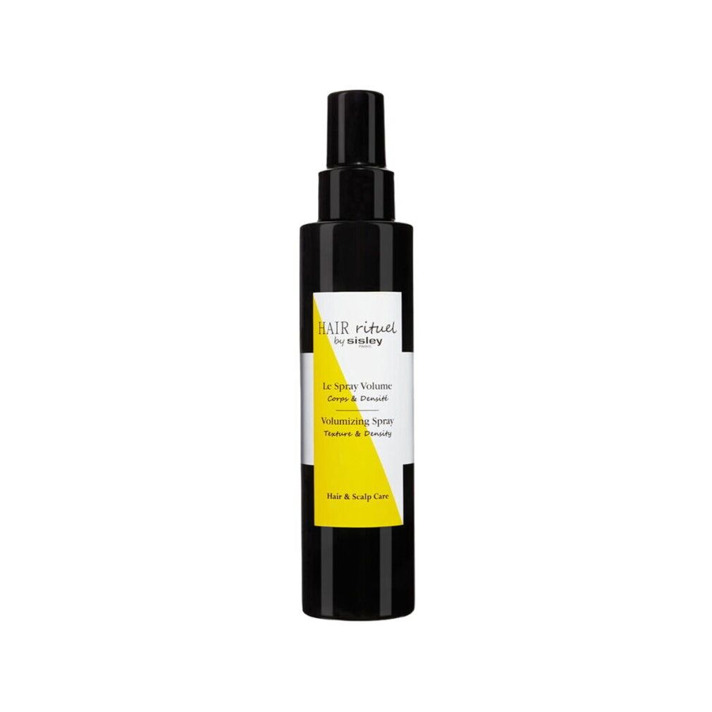 Schwarze Sprühflasche mit gelbem Etikett. Beschriftung: Hair Rituel by Sisley, Le Spray Volume, Volumizing Spray, Hair & Scalp Care.
