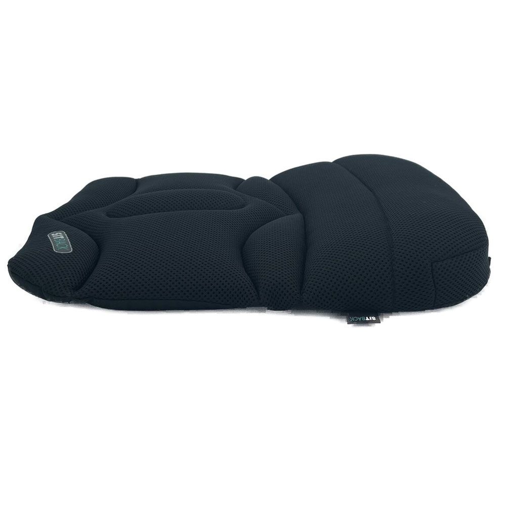 Schwarzes Keilkissen, Seitenansicht. Gepolsterte Oberfläche mit mehreren Kammern. Logo "SITBACK" sichtbar.