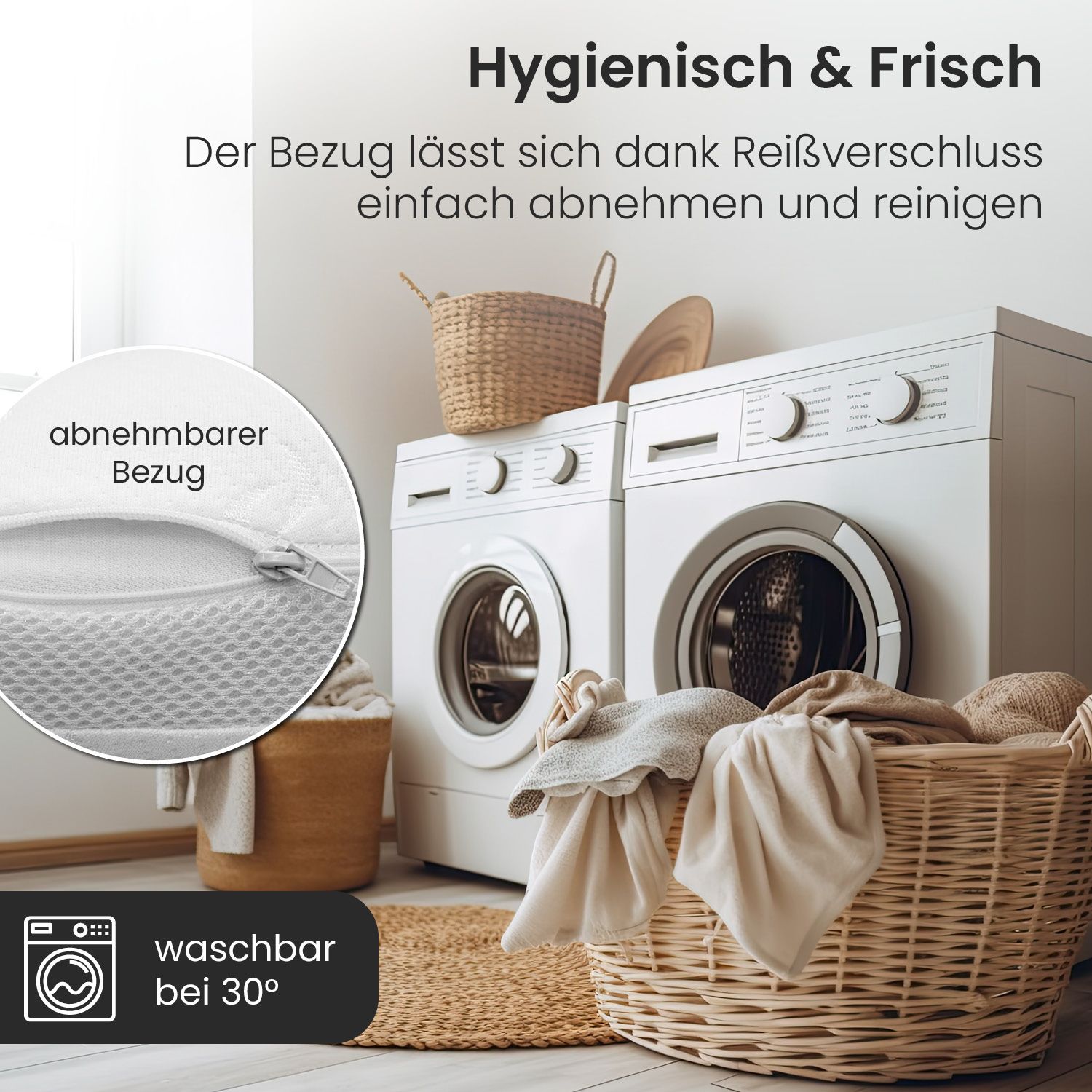 Nahaufnahme eines weißen Kissens mit Reißverschluss. Waschmaschinen im Hintergrund. Waschbar bei 30°C.