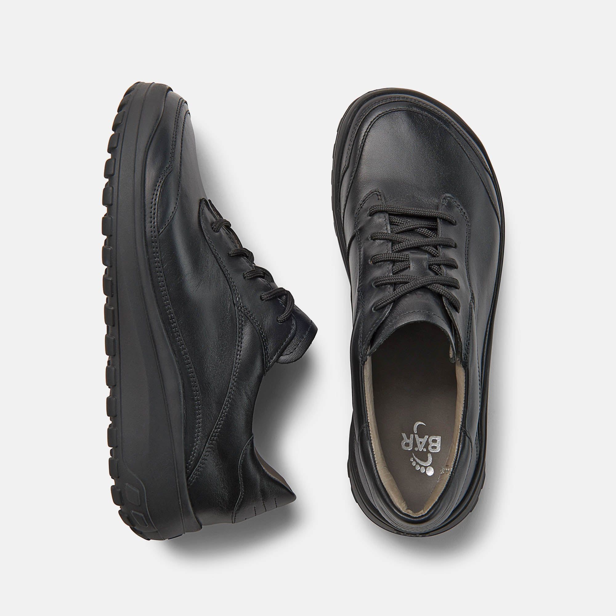 Schwarze Herren-Schnürschuhe. Lederoptik, breite Sohle, Schnürsenkel. Draufsicht, ein Schuh mit Innensohle.