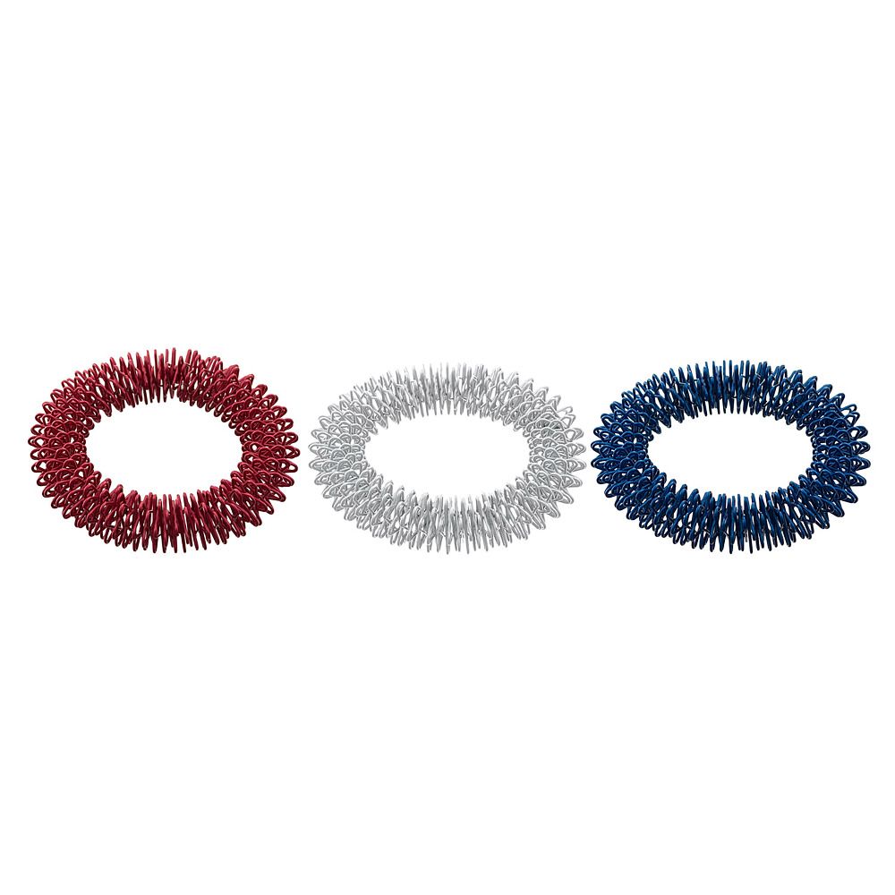 Drei Massage-Ringe: rot, silber und blau. Draufsicht auf weißem Hintergrund.
