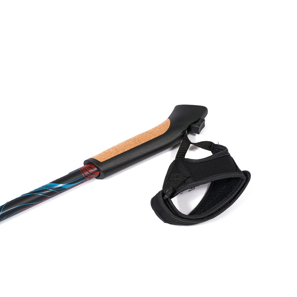 Nordic Walking Stock mit Korkgriff und Handschlaufe. Schwarze, blaue und rote Akzente. Nahaufnahme.