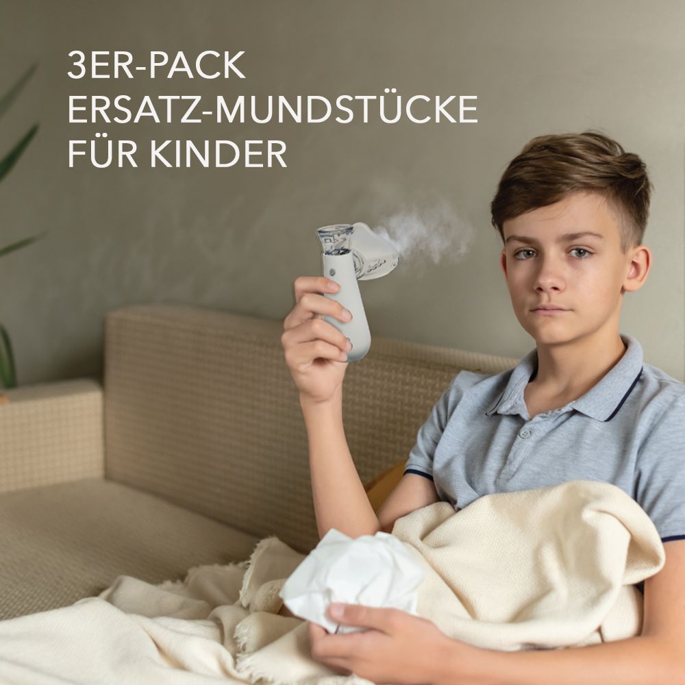 Junge hält Inhalationsgerät mit Maske. Dampf sichtbar. Text: 3er-Pack Ersatz-Mundstücke für Kinder. Hintergrund: Sofa.