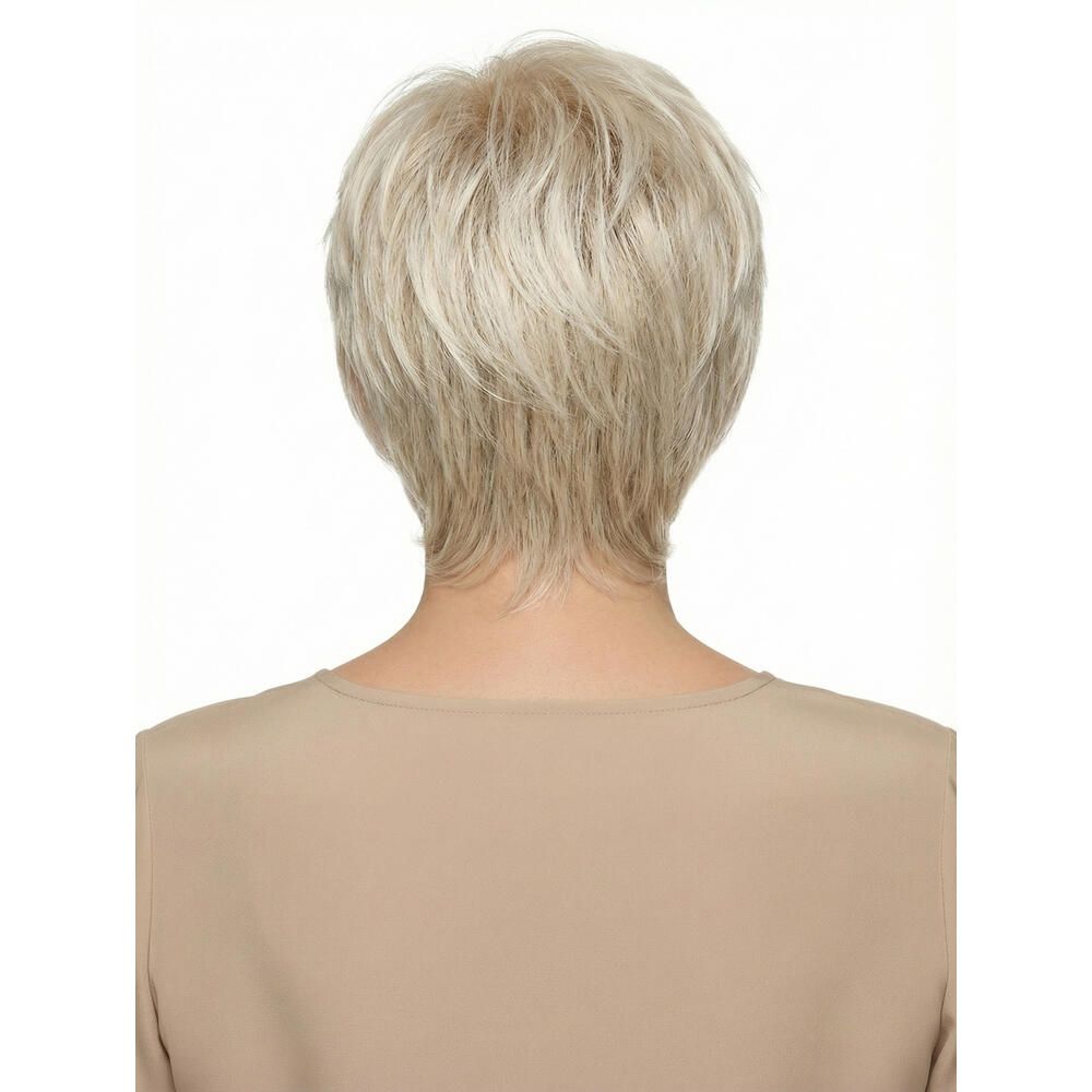 Kurzhaarperücke in Blond. Rückansicht. Helles Haar, kurze Länge. Beige Oberteil.