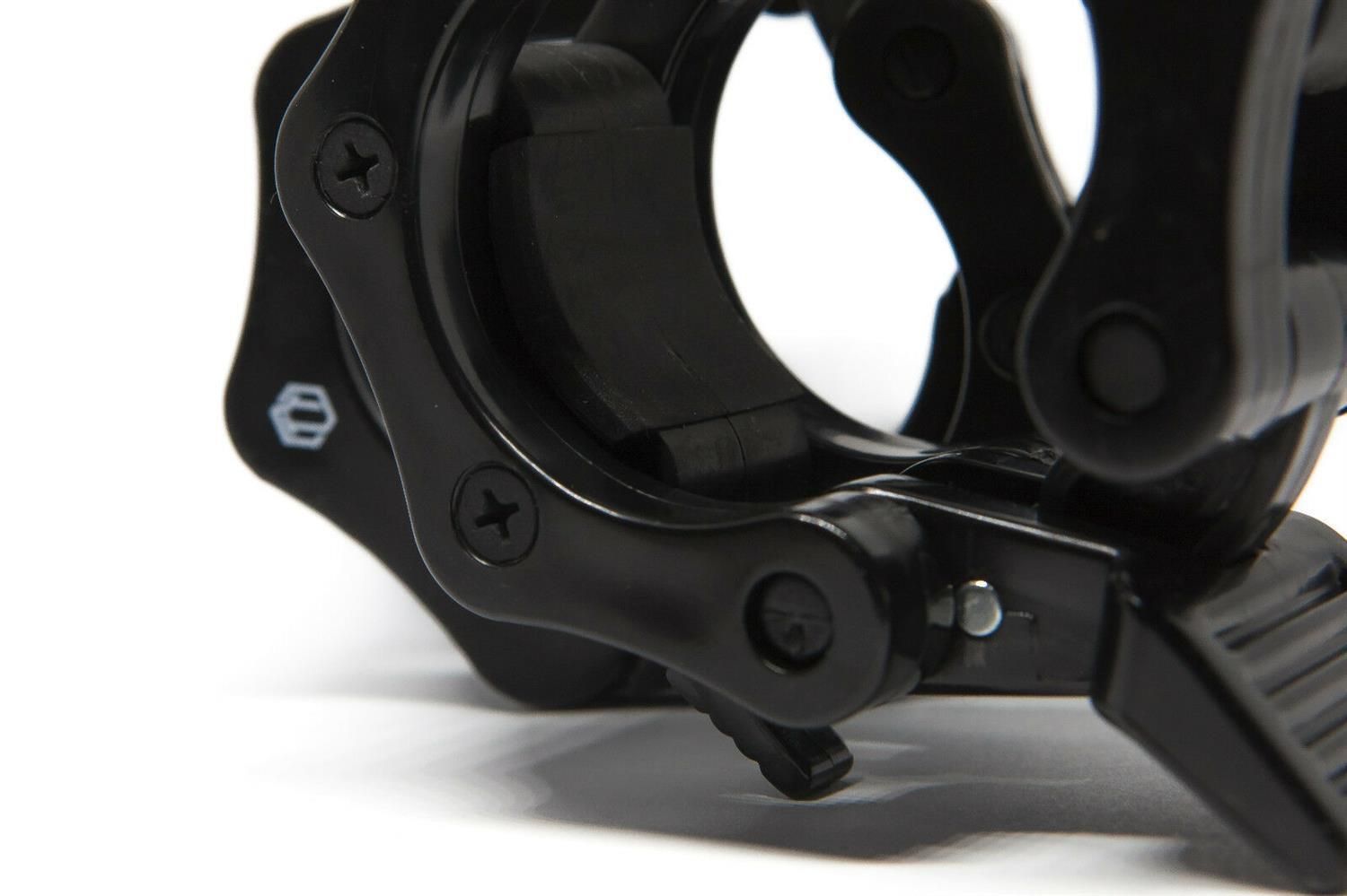 Nahaufnahme eines schwarzen Schnellverschlusses für Hantelstangen. Mit Hebelverschluss, Schrauben und Logo.