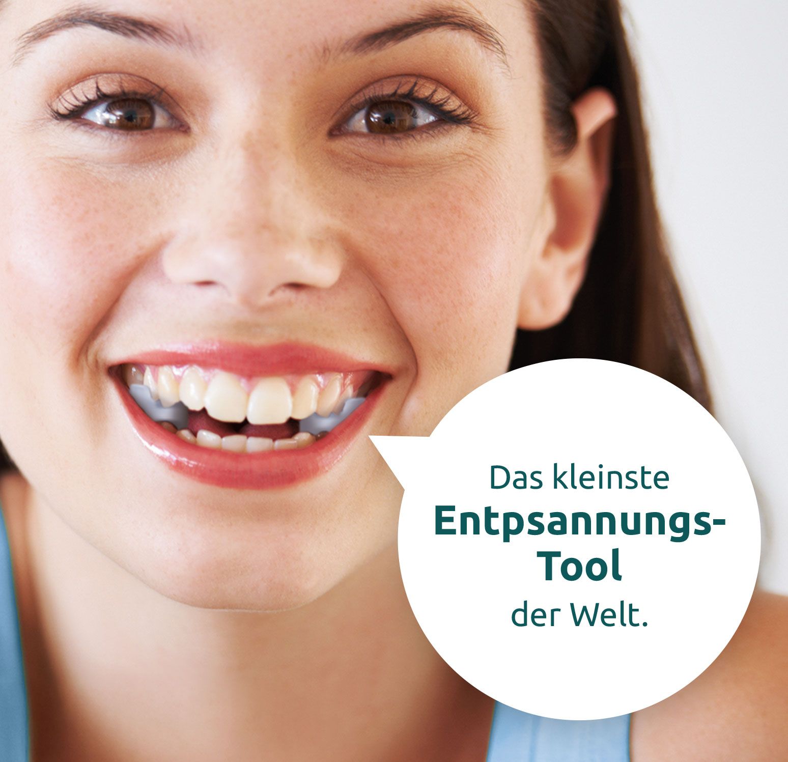 Frau lächelt, Produkt im Mund. Text: Das kleinste Entspannungstool der Welt.