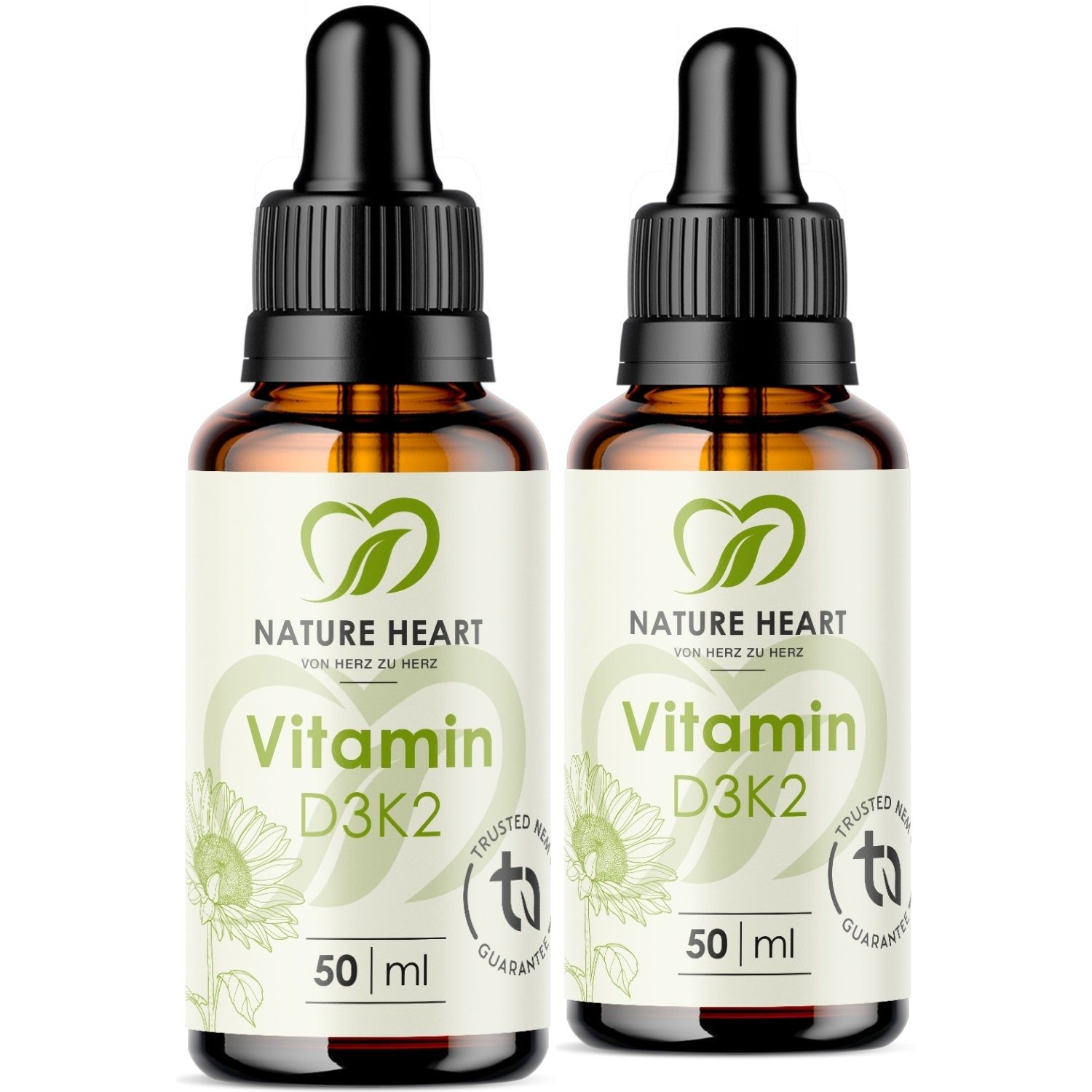 Zwei braune Glasflaschen mit Tropferaufsatz, gefüllt mit Nature Heart Vitamin D3+K2 Tropfen, je 50 ml.