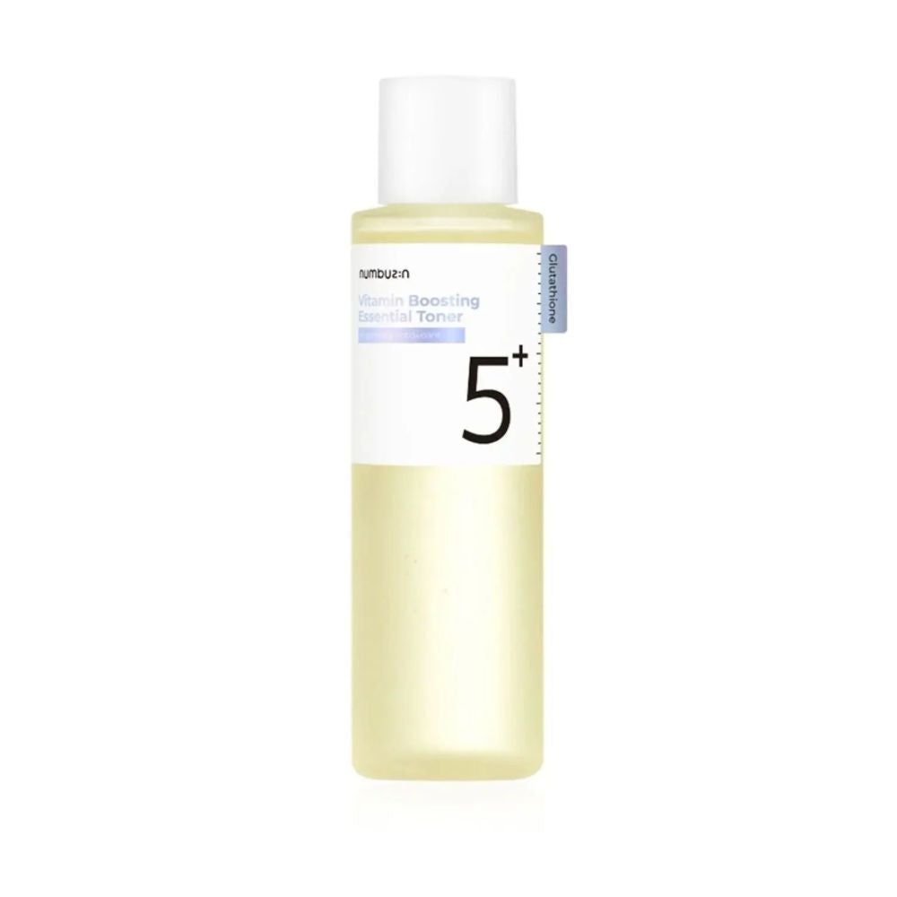 Flüssigkeit in einer zylindrischen Flasche mit weißem Deckel. Aufkleber mit Text: Vitamin Boosting Essential Toner, 5+.