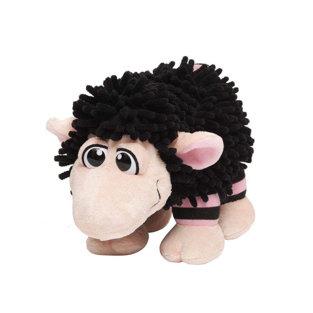 Schwarzes Schaf-Kuscheltier mit rosa Akzenten. Flauschiges Material, große Augen. Steht auf weißem Hintergrund.
