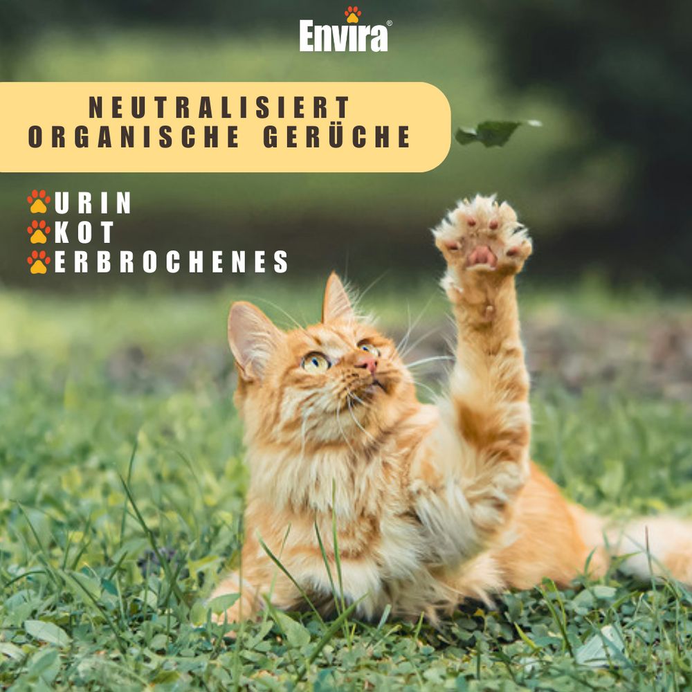 Katze im Gras, Pfote erhoben. Text: Neutralisiert organische Gerüche. Icons: Urin, Kot, Erbrochenes. Envira Logo oben.
