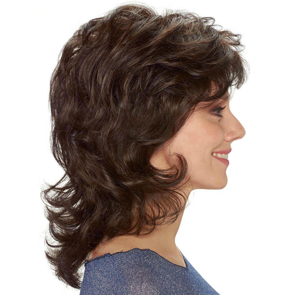 Perücke Gloria von Lofty. Braun, gewellt, mittellang. Frau mit Perücke, Seitenansicht.