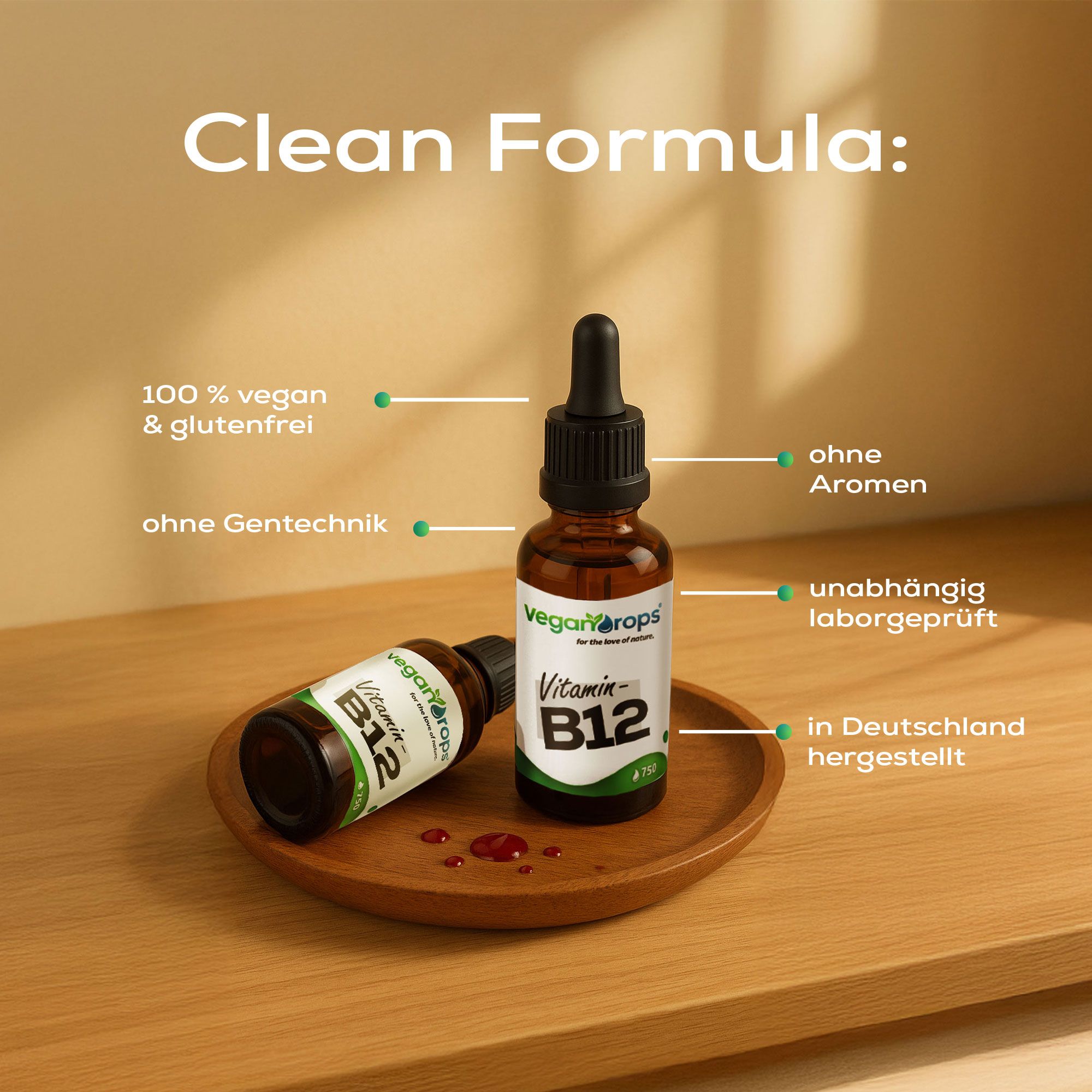 Zwei Flaschen auf Holztablett. "Vegan Drops", "Vitamin B12". Rote Tropfen. Text: "Clean Formula".