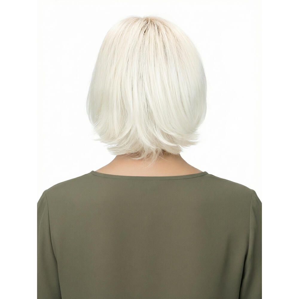 Perücke Maren von trendhair, blond, mit Pony und Bob-Schnitt. Rückansicht.