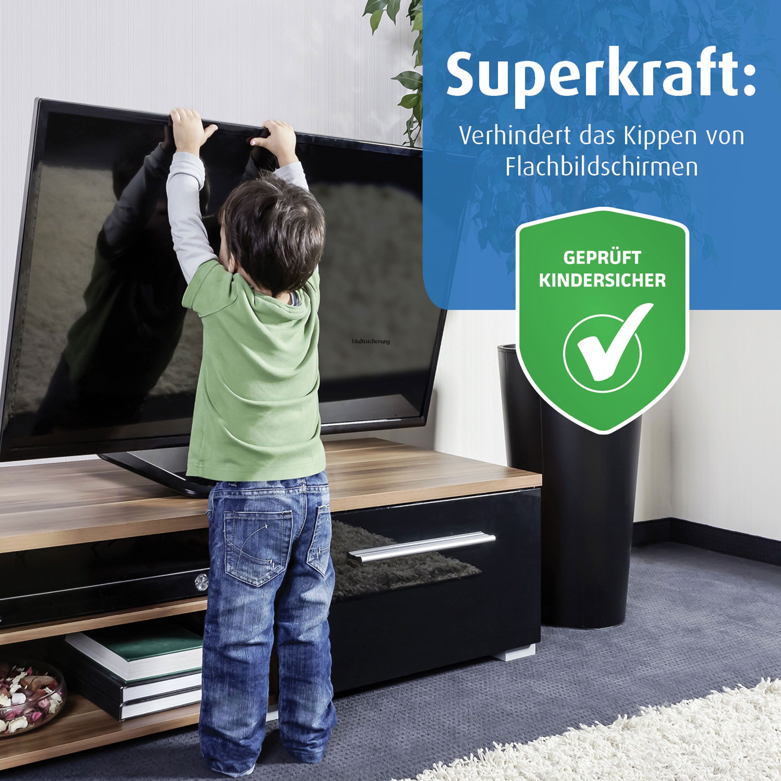 Kind versucht, einen Flachbildschirm vom Fernsehmöbel zu ziehen. Ein grünes Siegel zeigt „Geprüft Kindersicher“.