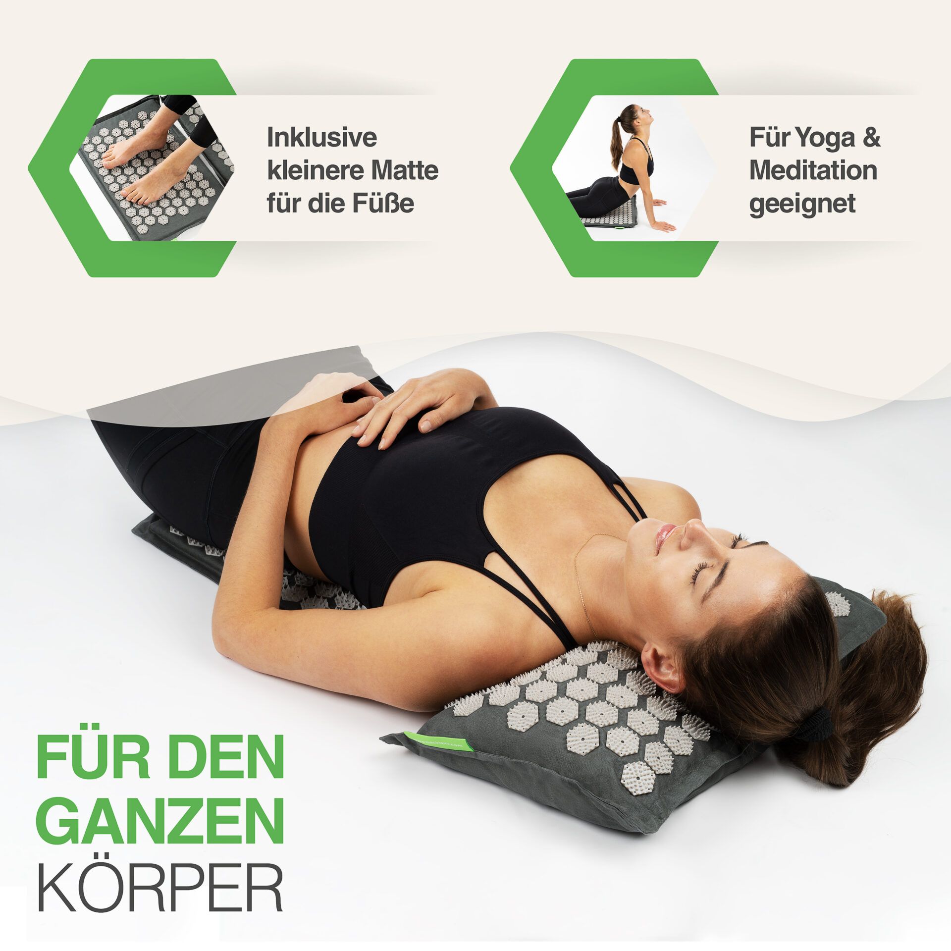 Frau liegt auf Akupressurmatte mit Kissen. Text: Für den ganzen Körper. Inklusive kleinere Matte für die Füße. Für Yoga & Meditation.