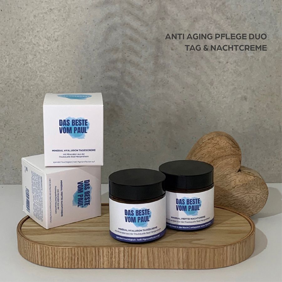 Zwei Cremes und zwei Kartons auf einem Tablett. Text: Anti-Aging Pflege Duo Tag & Nachtcreme. Marke: Das Beste von Paul.
