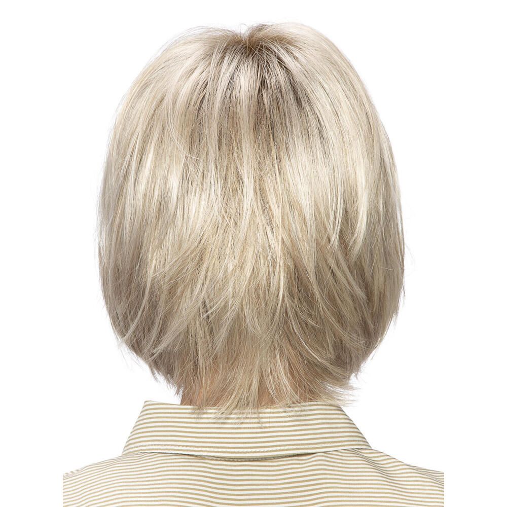 Perücke Heidi von Lofty, blond, kinnlang. Rückansicht. Frau mit gestreiftem Hemd.